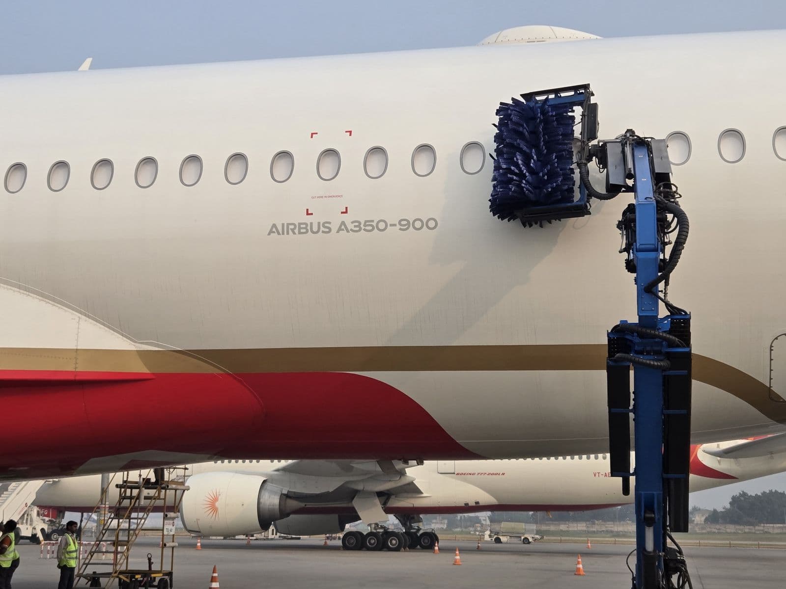 Aerowash mechanized dry-wash unit cleaning an Airbus A350 at the parking stand