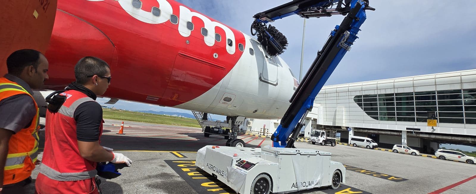 Aerowash washing — Ground crew on shift